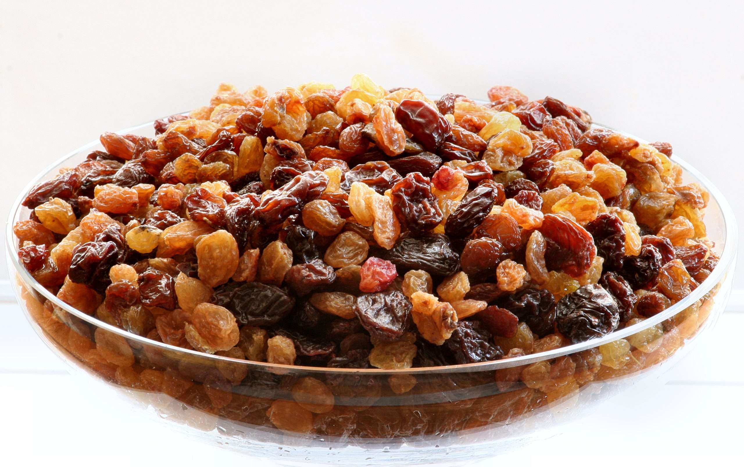10 Health Benefits of Eating Raisins