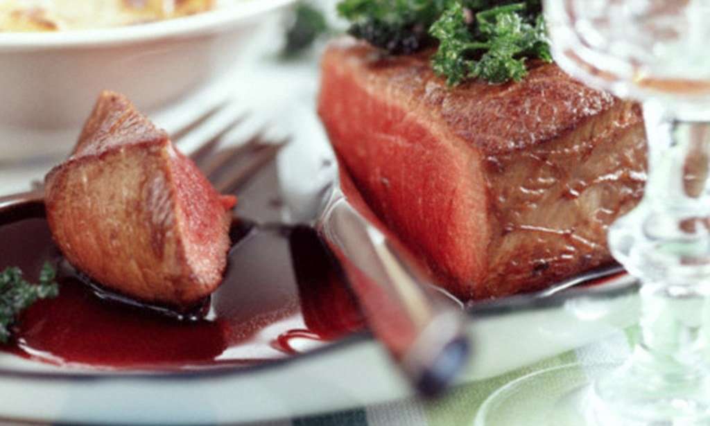 Why a glass of red wine with your steak can LOWER ...